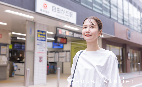 自由が丘駅と女性